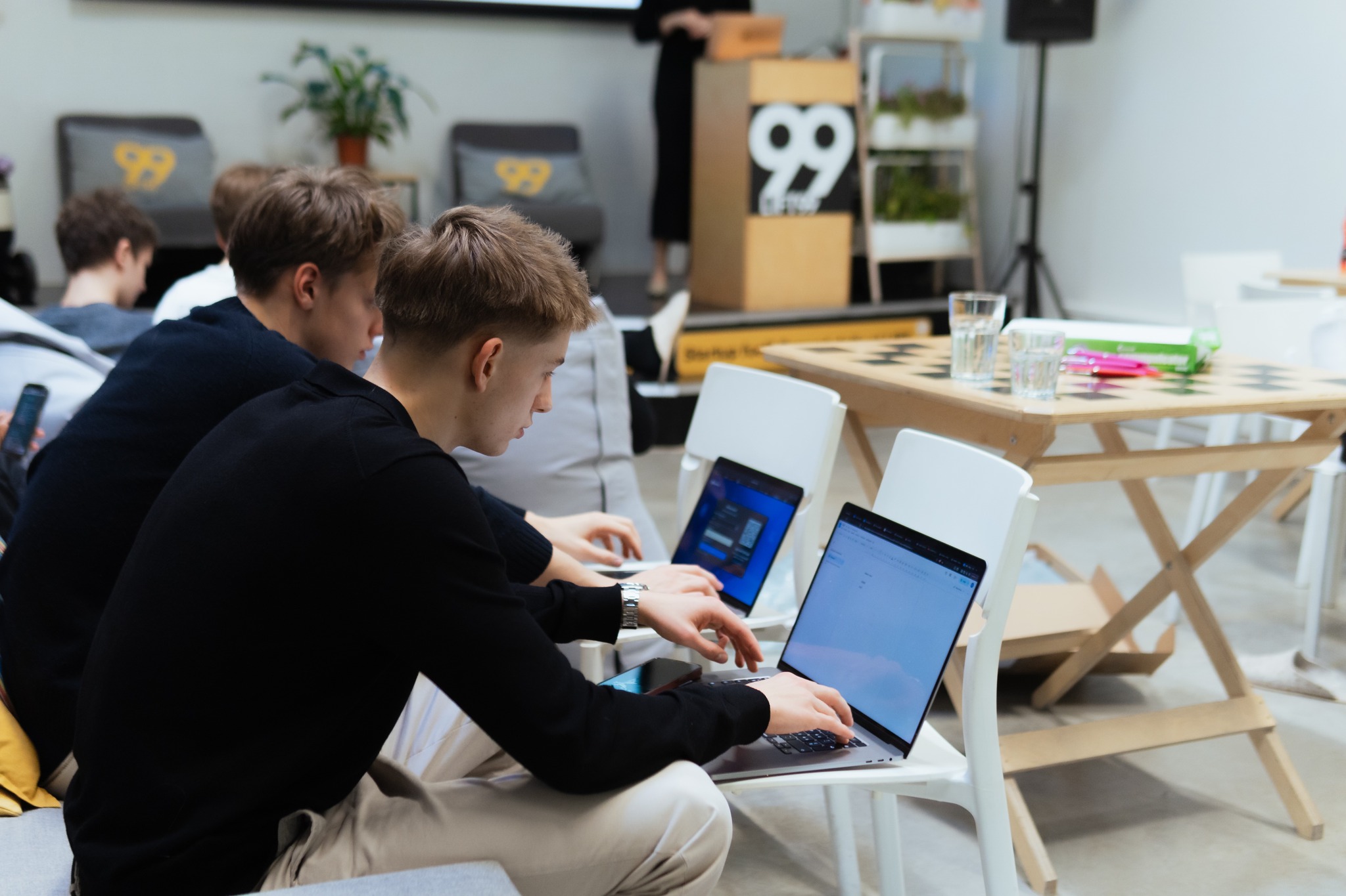 Õpirakendus suhtleb eesti keeles ja järgib siinset kultuuriruumi